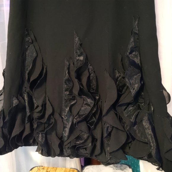 Black ruffled skirt - Picture 2 of 2